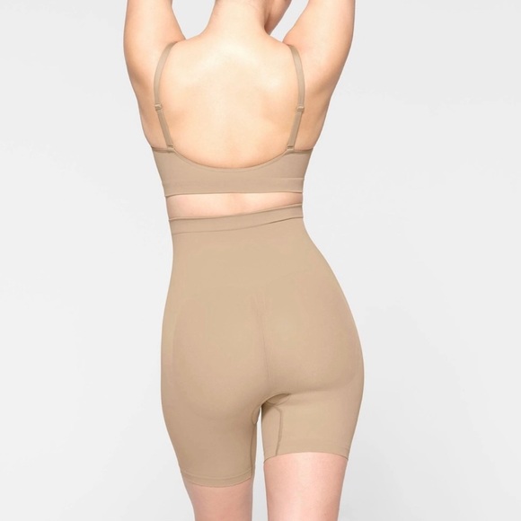 SKIMS Seamless Sculpt Mid Thigh Short (S/M) - Picture 2 of 2